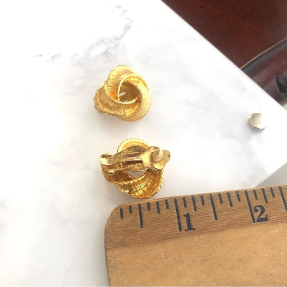 Vintage Gold Tone Clip On Earrings - Picture 3 of 3